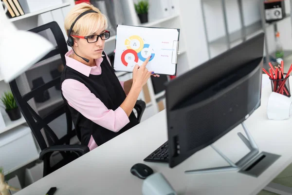 Young Businesswoman Office Table Holding Chart Document — Stock Photo, Image