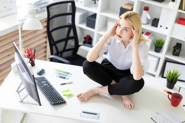 Cansada Empresária Sentada Uma Mesa Escritório — Fotografia de Stock