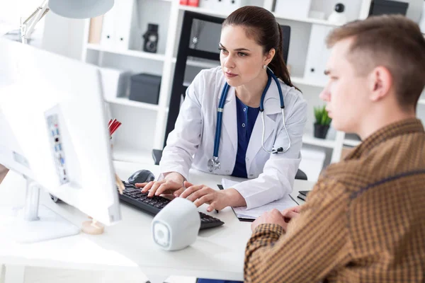 Medico Con Fonendoscopio Intorno Collo Che Digita Sulla Tastiera Spiega — Foto Stock