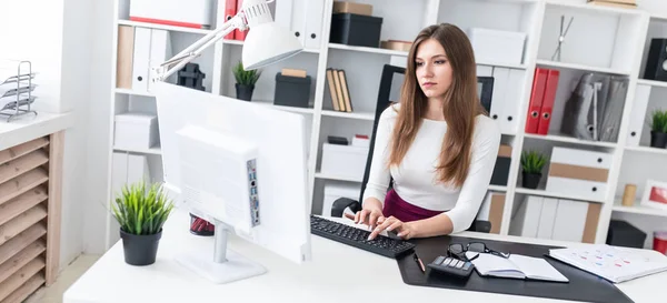 Uma jovem trabalhando em uma mesa de computador . — Fotografia de Stock