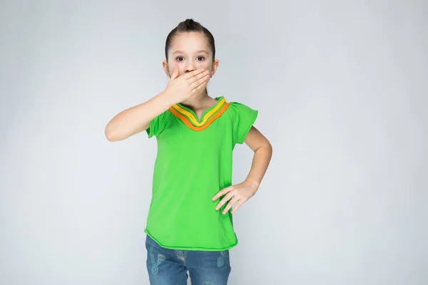 Das Mädchen Auf Grauem Hintergrund Mit Langen Haaren Grünem Shirt — Stockfoto