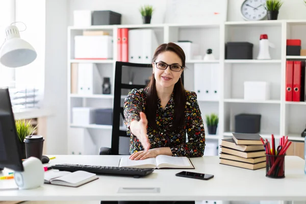 Feliz Empresaria Sonriendo Mostrando Gesto Apretón Manos Mientras Está Sentada — Foto de Stock