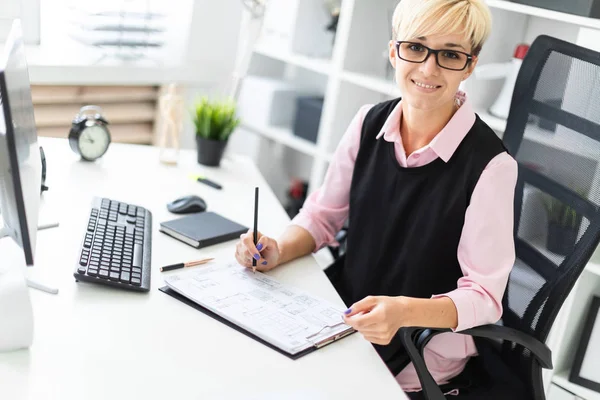 Jungunternehmerin Füllt Unterlagen Aus — Stockfoto