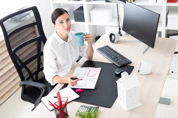Beautiful Young Businesswoman Coffee Working Bright Office She Has Dark — стоковое фото