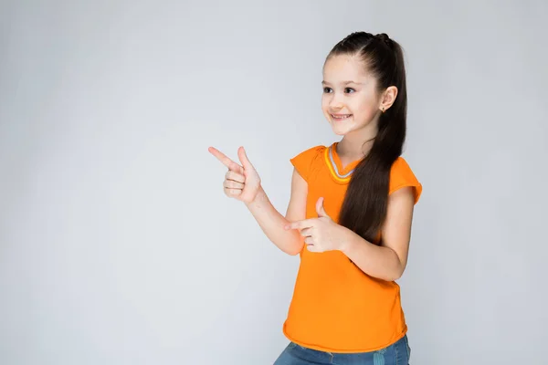 Mooie Kaukasische Kind Met Lang Haar Oranje Shirt — Stockfoto