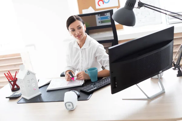 Hermosa Joven Empresaria Con Café Trabajando Una Oficina Luminosa Tiene — Foto de Stock