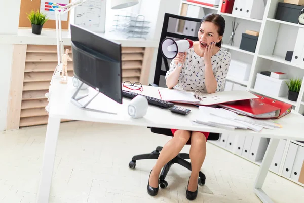 Молодая девушка сидит в кресле в офисе за компьютерным столом . — стоковое фото