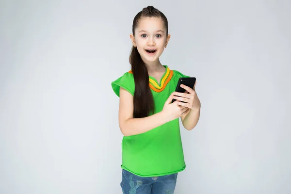 Chica Fondo Gris Con Pelo Largo Camiseta Verde Con Smartphone —  Fotos de Stock