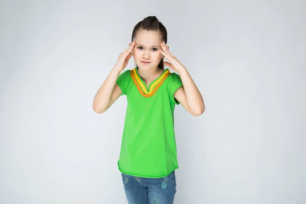 Chica Fondo Gris Con Pelo Largo Camiseta Verde — Foto de Stock