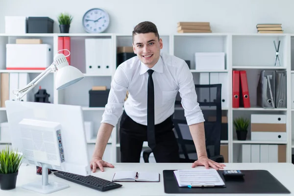 Jungunternehmer Steht Büro — Stockfoto