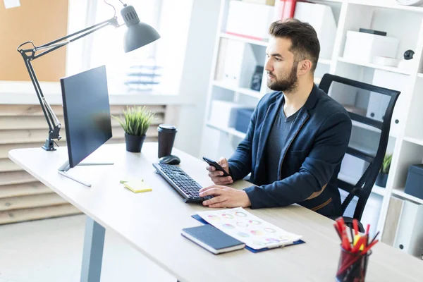 Ein Smarter Junger Mann Arbeitet Einem Hellen Büro Mit Telefon — Stockfoto