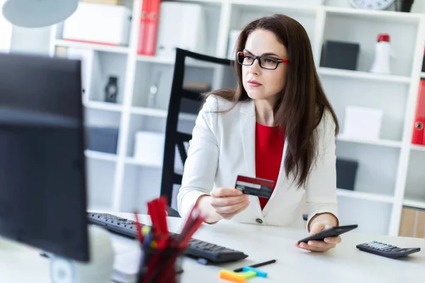 Jovem Sentada Escritório Mesa Com Cartão Banco — Fotografia de Stock