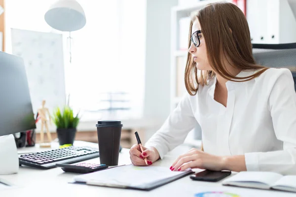 Niña Sentada Mesa Trabajando Con Una Computadora Café — Foto de Stock