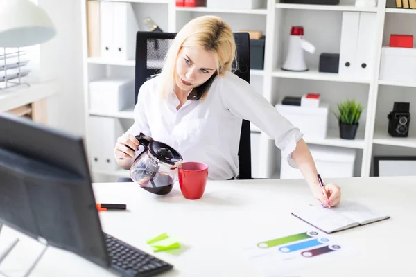 Mujer Negocios Una Mesa Oficina Hablando Por Teléfono Vertiendo Café — Foto de Stock