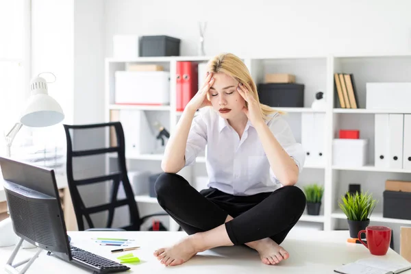 Cansada Empresária Sentada Uma Mesa Escritório — Fotografia de Stock