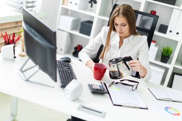 Niña Sentada Mesa Trabajando Con Una Computadora Café — Foto de Stock