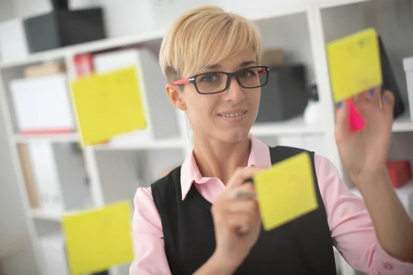 Mujer Joven Para Oficina Cerca Una Junta Transparente Con Pegatinas — Foto de Stock