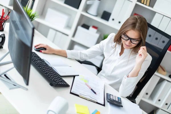 Chica Joven Sentada Mesa Trabajando Oficina — Foto de Stock