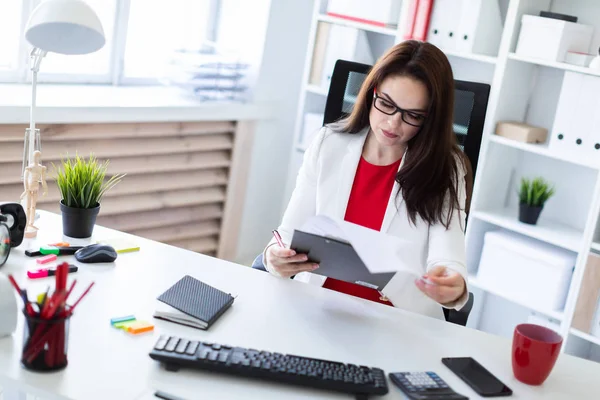 Jonge Vrouw Zitten Aan Tafel Het Werken Met Documenten — Stockfoto