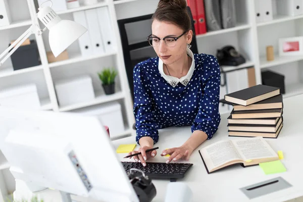 Succesvolle Zakenvrouw Die Kantoor Werkt — Stockfoto