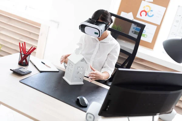 Jovem Empresária Sentado Óculos Realidade Virtual Antes Dela Mesa Layout — Fotografia de Stock