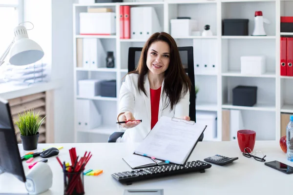 Jonge Vrouw Het Kantoortje Met Document — Stockfoto