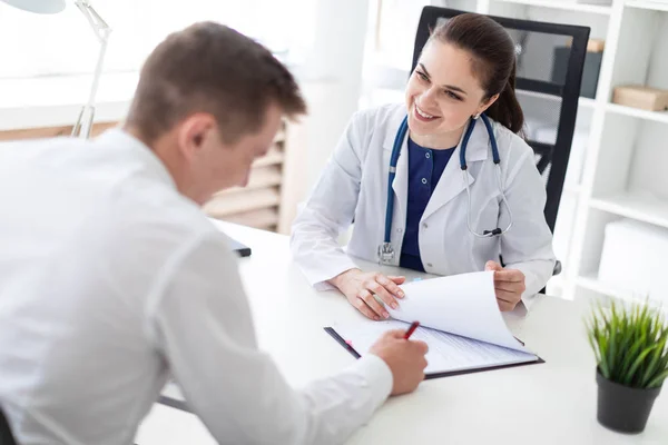 Patienten Underteckna Sjukförsäkring Dokument Medan Sitter Doctor Office — Stockfoto