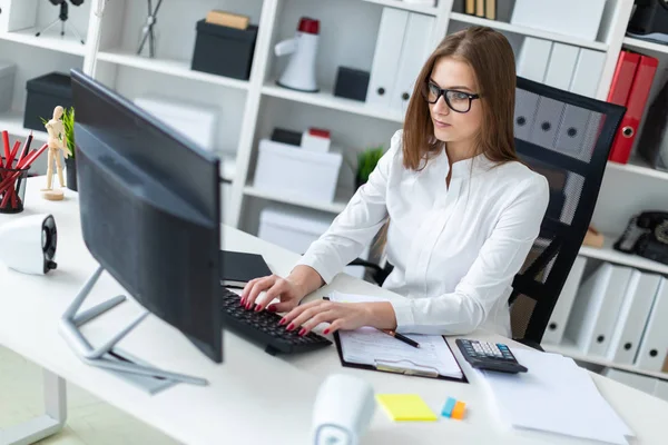 Young Girl Sitting Table Working Office — Stock Photo, Image