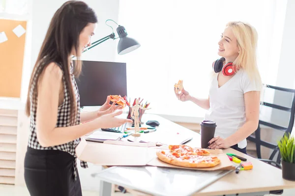 İki kız ofiste pizza yemek. — Stok fotoğraf