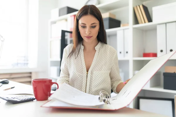 Vacker Ung Affärskvinna Svart Kjol Med Mapp Skåpet — Stockfoto