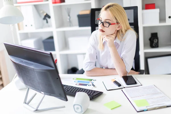 Jonge Zakenvrouw Werkt Een Computer Het Kantoor — Stockfoto