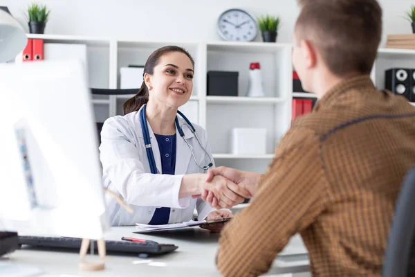 Unga Läkare Labbrock Ger Handslag Till Patienten Office — Stockfoto