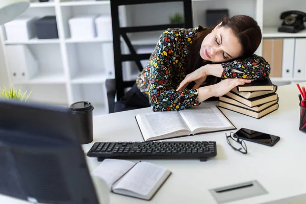 Economista Cansado Durmiendo Mientras Apoya Pila Libros Lugar Trabajo Oficina — Foto de Stock