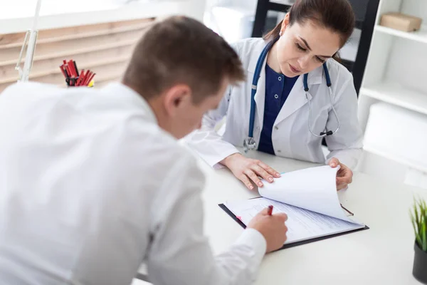 Patienten Underteckna Sjukförsäkring Dokument Medan Sitter Doctor Office — Stockfoto