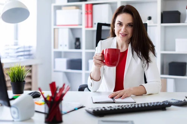 Joven Mujer Negocios Oficina Cerca Mesa Sosteniendo Una Taza Roja — Foto de Stock