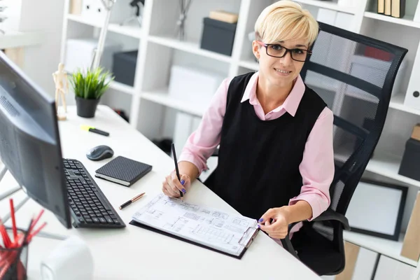 Young Businesswoman Fills Out Documents — Stock Photo, Image