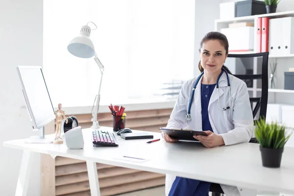 Giovane Medico Camice Laboratorio Con Fonendoscopio Intorno Collo Seduto Tavola — Foto Stock