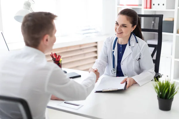 Unga Läkare Labbrock Ger Handslag Till Patienten Office — Stockfoto