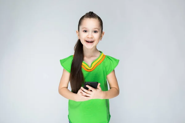 Het Meisje Grijze Achtergrond Met Met Lange Haren Groene Shirt — Stockfoto