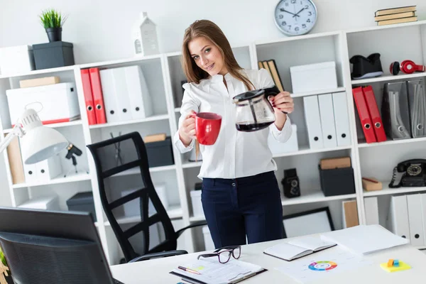 Niña Sentada Mesa Trabajando Con Una Computadora Café — Foto de Stock