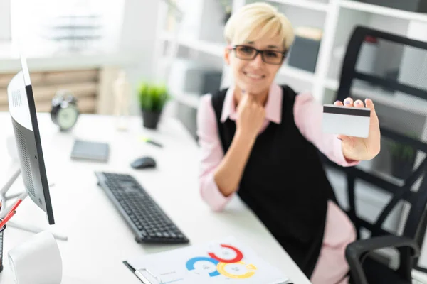 Joven Empresaria Sentada Una Mesa Computadora Con Tarjeta Bancaria — Foto de Stock