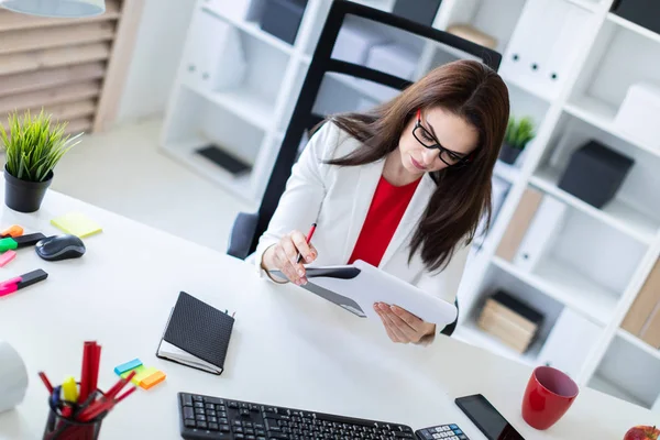 Jonge Vrouw Zitten Aan Tafel Het Werken Met Documenten — Stockfoto