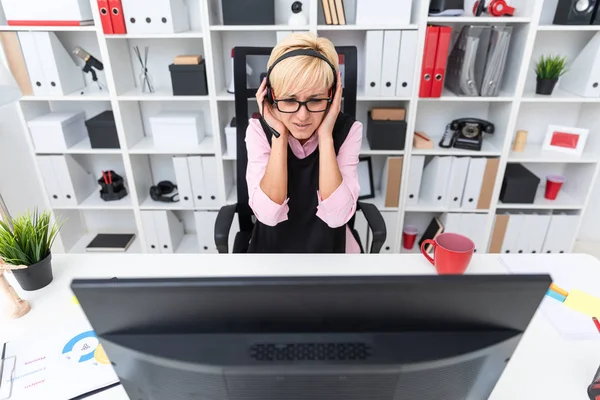 Молодая Деловая Женщина Наушниками Компьютером Офисе — стоковое фото