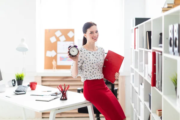 Een jong meisje zittend op kantoor op een computer Desk en werken met documenten en een rekenmachine. — Stockfoto