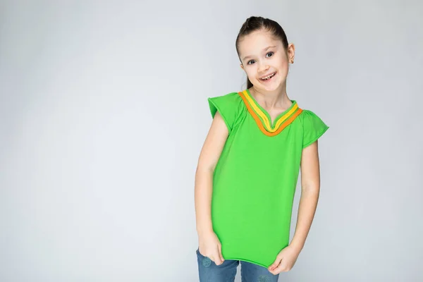 Het Meisje Grijze Achtergrond Met Met Lange Haren Groen Shirt — Stockfoto