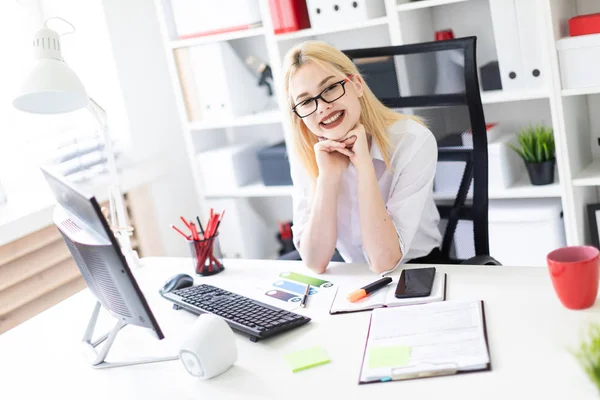 Retrato Una Joven Empresaria Oficina Mesa — Foto de Stock