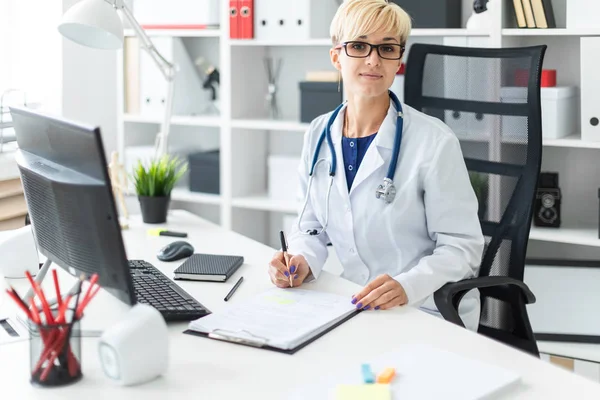 Giovane Medico Donna Vestaglia Bianca Seduta Tavola Compila Documento — Foto Stock