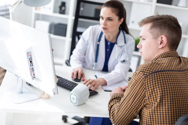 Medico Camice Bianco Utilizzando Computer Spiegando Problema Paziente Ufficio — Foto Stock