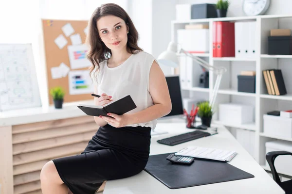 Mooie Jonge Zakenvrouw Met Telefoon Een Helder Kantoor — Stockfoto