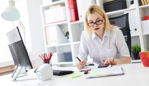 Retrato Una Joven Empresaria Oficina Mesa — Foto de Stock